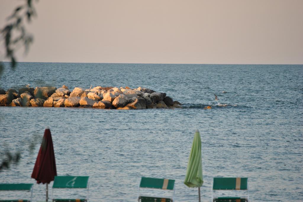Hotel Vistamare Viserba Rimini Exteriör bild