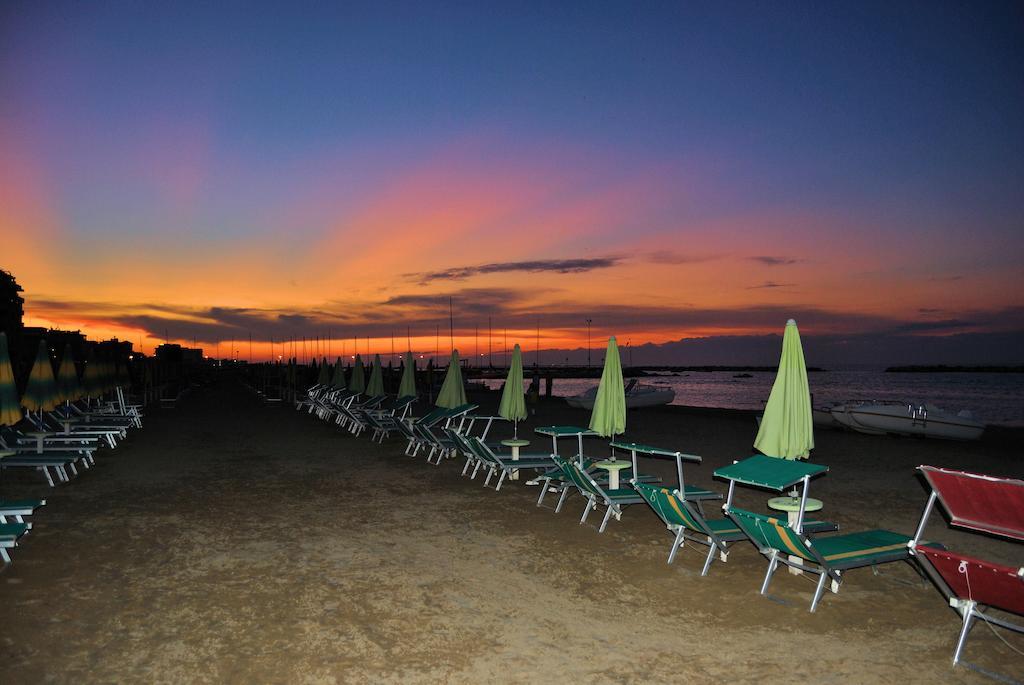 Hotel Vistamare Viserba Rimini Exteriör bild